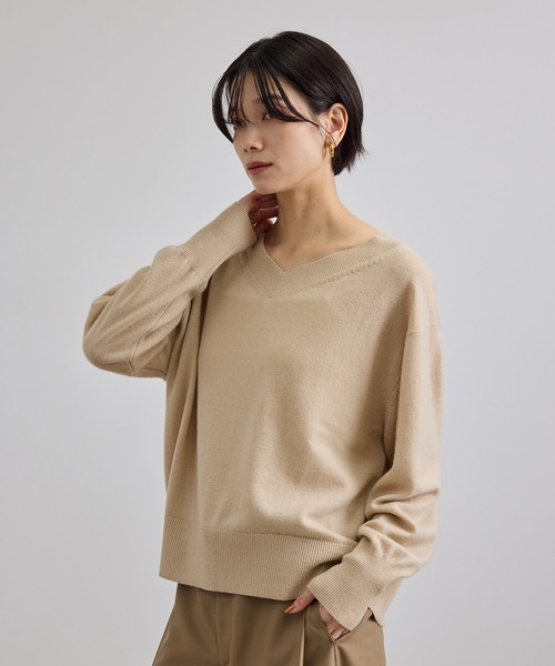 SALON adam et rope'(サロン アダム エ ロペ)の「WOOL/CASH ウールカシミヤVネックプルオーバー(ニット/セーター・レディース・ベージュ・FREE)」の5枚目の写真