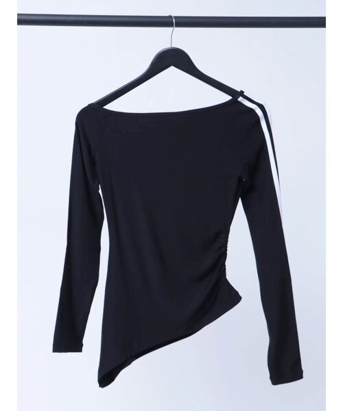 Now me. by NYLON JAPAN（ナウミーバイナイロンジャパン）の「【adidas】ONE SHOULDER ASYMMETRIC Long-Sleeve Top（Tシャツ/カットソー・レディース・グレー/ブラック・SMALL/MEDIUM）」の5枚目の写真