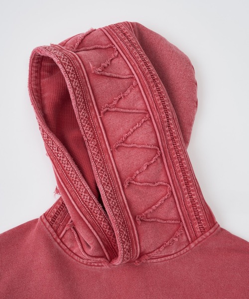 ADAM PATEK(アダムパテック)の「【ADAMPATECK/アダムパテック】dyed still embellished pullover parka(パーカー・メンズ・ブラック/レッド・2/1)」の3枚目の写真