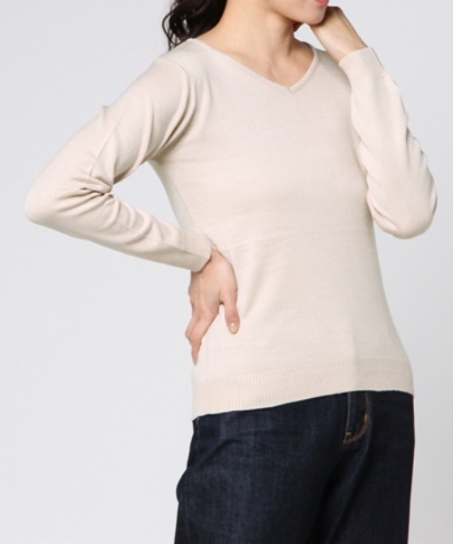 Re:EDIT（リエディ）の「お家で洗えるレーヨンナイロンVネックハイゲージニットトップス（ニット/セーター・レディース・ベージュ/ネイビー/ラベンダー/プラム/ホワイト/ピンク/ホワイト×ブラック/グレー/ブラック/サックスブルー/パープル/レッド/カーキ/イエロー/ブルー/ブラウン/グリーン/オレンジ/モカ/ワイン/マスタード・MEDIUM/LARGE）」の8枚目の写真