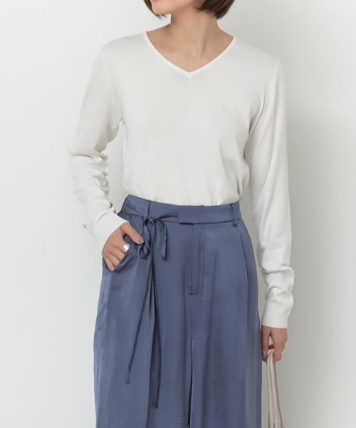 Re:EDIT（リエディ）の「お家で洗えるレーヨンナイロンVネックハイゲージニットトップス（ニット/セーター・レディース・ベージュ/ネイビー/ラベンダー/プラム/ホワイト/ピンク/ホワイト×ブラック/グレー/ブラック/サックスブルー/パープル/レッド/カーキ/イエロー/ブルー/ブラウン/グリーン/オレンジ/モカ/ワイン/マスタード・MEDIUM/LARGE）」の2枚目の写真