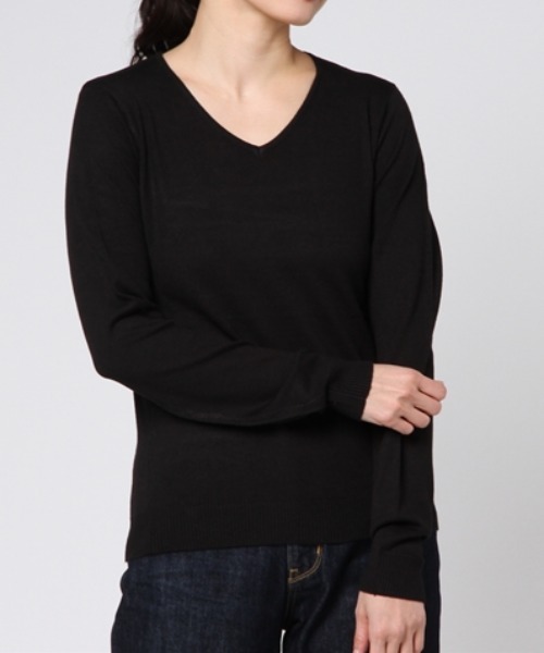 Re:EDIT（リエディ）の「お家で洗えるレーヨンナイロンVネックハイゲージニットトップス（ニット/セーター・レディース・ベージュ/ネイビー/ラベンダー/プラム/ホワイト/ピンク/ホワイト×ブラック/グレー/ブラック/サックスブルー/パープル/レッド/カーキ/イエロー/ブルー/ブラウン/グリーン/オレンジ/モカ/ワイン/マスタード・MEDIUM/LARGE）」の4枚目の写真