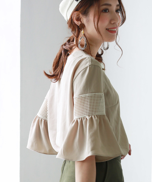 REAL CUBE（リアルキューブ）の「REAL CUBE メッシュフレアスリーブブラウス（シャツ/ブラウス・レディース・ベージュ/ネイビー/オフホワイト/カーキ/マスタード/ラベンダー/スモークピンク・40/38）」の3枚目の写真