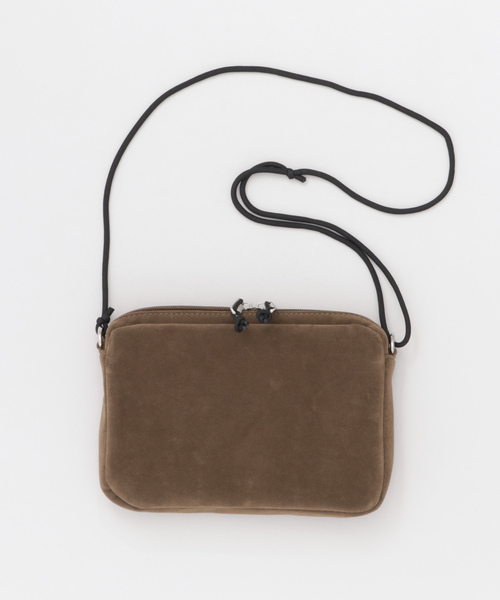 ITEMS URBANRESEARCH（アイテムズ アーバンリサーチ）の「ポリスエードサコッシュ（ショルダーバッグ・メンズ・ブラック/ベージュ/ブラウン・ONE）」の3枚目の写真