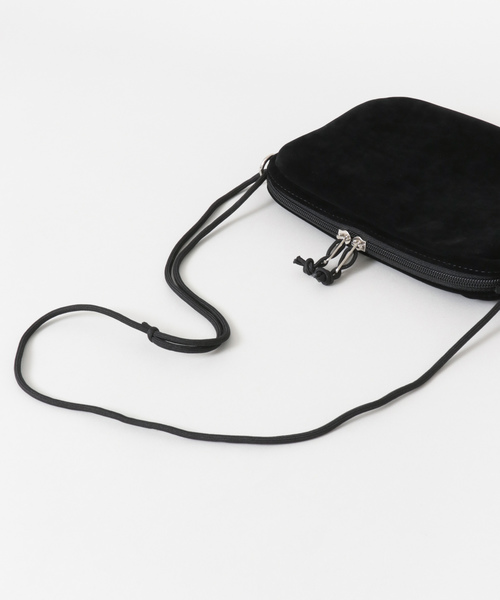 ITEMS URBANRESEARCH（アイテムズ アーバンリサーチ）の「ポリスエードサコッシュ（ショルダーバッグ・メンズ・ブラック/ベージュ/ブラウン・ONE）」の8枚目の写真