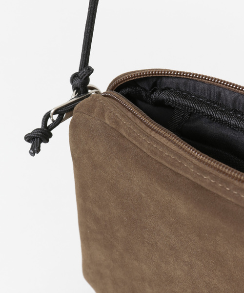 ITEMS URBANRESEARCH（アイテムズ アーバンリサーチ）の「ポリスエードサコッシュ（ショルダーバッグ・メンズ・ブラック/ベージュ/ブラウン・ONE）」の13枚目の写真