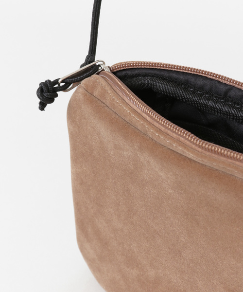 ITEMS URBANRESEARCH（アイテムズ アーバンリサーチ）の「ポリスエードサコッシュ（ショルダーバッグ・メンズ・ブラック/ベージュ/ブラウン・ONE）」の15枚目の写真