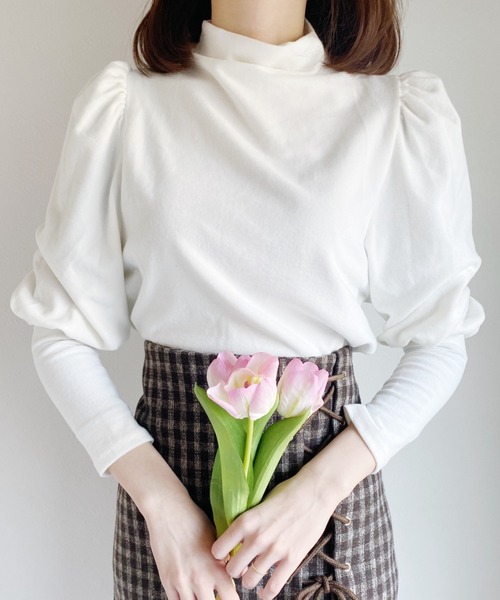 Loueme(ルエム)の「ハイネックパフスリーブ起毛カットソー(Tシャツ/カットソー・レディース・ホワイト/ブラック/ベージュ・FREE)」の2枚目の写真