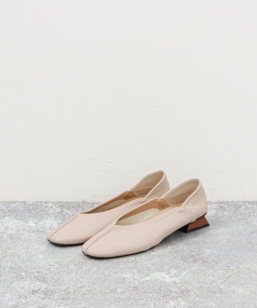 archives（アルシーヴ）の「センターシームパンプス（パンプス・レディース・ブラウン/グリーン/アイボリー・MEDIUM/LARGE）」の2枚目の写真