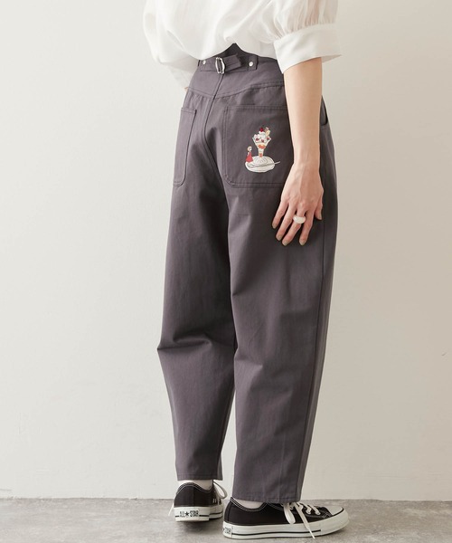timecapsule(タイムカプセル)の「【timecapsule】「パフェと女の子」プリント刺繍入りバックベルトパンツ(その他パンツ・レディース・チャコールグレー/ベージュ/アイボリー・FREE)」の3枚目の写真