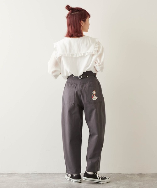 timecapsule(タイムカプセル)の「【timecapsule】「パフェと女の子」プリント刺繍入りバックベルトパンツ(その他パンツ・レディース・チャコールグレー/ベージュ/アイボリー・FREE)」の18枚目の写真