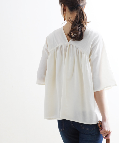 Fizz（フィズ）の「【Fizz/フィズ】　Vネック切替えギャザーブラウス（シャツ/ブラウス・レディース・ベージュ/ブルーグリーン/チャコール/キナリ・M）」の5枚目の写真