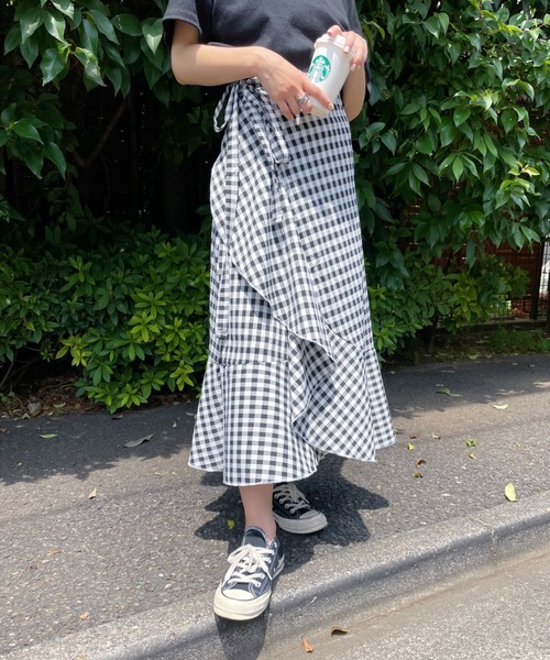 at12:03（アットイチニーゼロサン）の「ギンガムチェックラップスカート（スカート・レディース・ブラック/ブラウン/ブルー・FREE）」の12枚目の写真