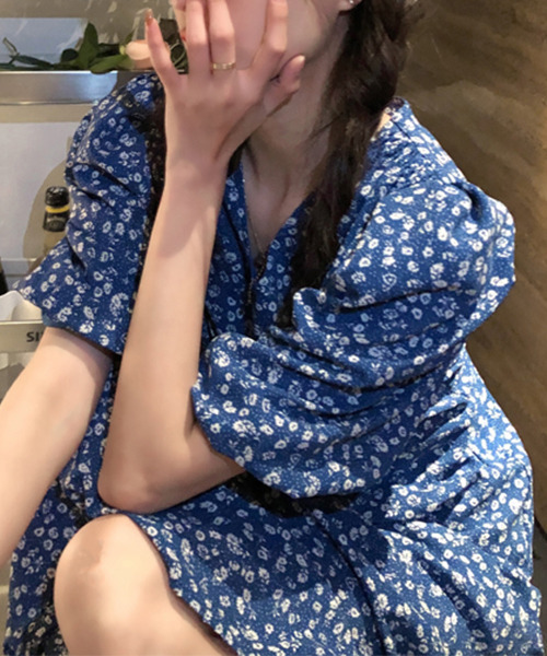 c.u.l(シーユーエル)の「【c.u.l:w】花柄パフスリーブワンピース culw68(ワンピース・レディース・ブラック/ブルー・FREE)」の2枚目の写真
