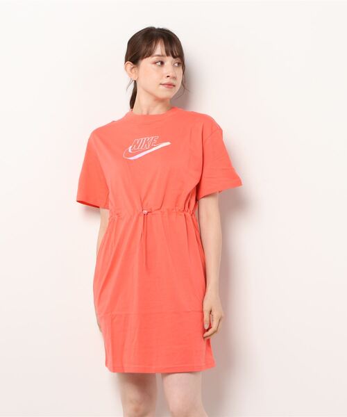 NIKE(ナイキ)の「NIKE/ナイキ WS NSW フューチュラ S/S ドレス(ワンピース・レディース・ピンク/ブラック・XL/L/M/S)」の2枚目の写真