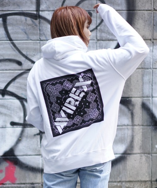 AVIREX(アヴィレックス)の「【直営店限定】バンダナ プリント ボックス ロゴ パーカー/BANDANA PRINT BOX LOGO PARKA/アヴィレックス/AVIREX(パーカー・レディース・ブラック/ブラック系その他/レッド/クリアレッド・MEDIUM/LARGE/X-LARGE/L)」の2枚目の写真