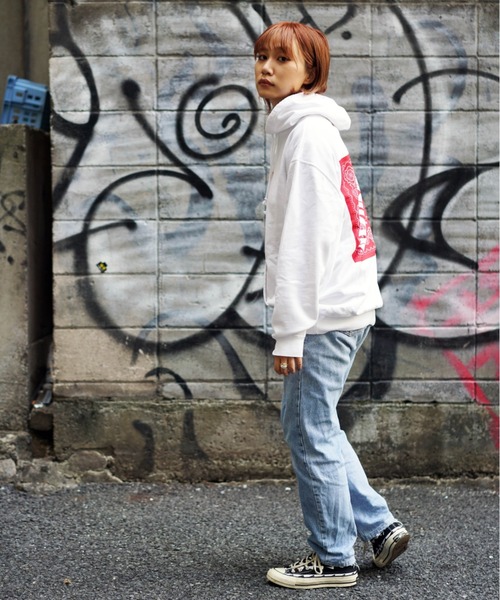 AVIREX(アヴィレックス)の「【直営店限定】バンダナ プリント ボックス ロゴ パーカー/BANDANA PRINT BOX LOGO PARKA/アヴィレックス/AVIREX(パーカー・レディース・ブラック/ブラック系その他/レッド/クリアレッド・MEDIUM/LARGE/X-LARGE/L)」の11枚目の写真