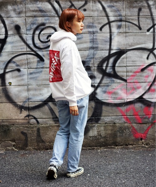 AVIREX(アヴィレックス)の「【直営店限定】バンダナ プリント ボックス ロゴ パーカー/BANDANA PRINT BOX LOGO PARKA/アヴィレックス/AVIREX(パーカー・レディース・ブラック/ブラック系その他/レッド/クリアレッド・MEDIUM/LARGE/X-LARGE/L)」の16枚目の写真