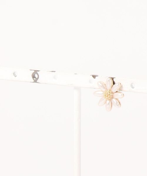 flower（フラワー）の「エニーフラワーピアス（ピアス（片耳用）・レディース・アイボリー・FREE）」の3枚目の写真