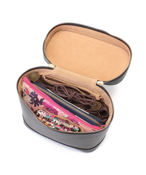 LITTLE ACCESSORIES（リトルアクセサリーズ）の「トップハンドルバニティーバッグ　ショルダー付き（ショルダーバッグ・レディース・ブラック/グレイッシュベージュ・フリー）」の3枚目の写真