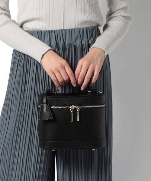 LITTLE ACCESSORIES（リトルアクセサリーズ）の「トップハンドルバニティーバッグ　ショルダー付き（ショルダーバッグ・レディース・ブラック/グレイッシュベージュ・フリー）」の7枚目の写真