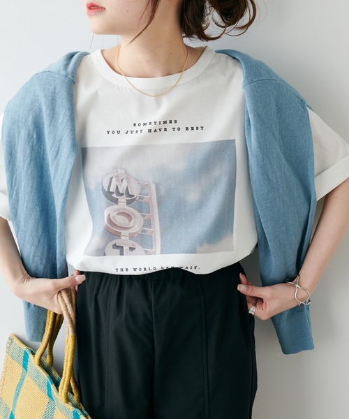 PUAL CE CIN（ピュアルセシン）の「フォトプリントシルケットTシャツ（Tシャツ/カットソー・レディース・サックスブルー/グレイッシュベージュ/ホワイト系1/ホワイト系2・FREE）」の2枚目の写真