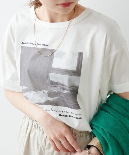 PUAL CE CIN（ピュアルセシン）の「フォトプリントシルケットTシャツ（Tシャツ/カットソー・レディース・サックスブルー/グレイッシュベージュ/ホワイト系1/ホワイト系2・FREE）」の3枚目の写真