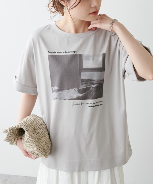 PUAL CE CIN（ピュアルセシン）の「フォトプリントシルケットTシャツ（Tシャツ/カットソー・レディース・サックスブルー/グレイッシュベージュ/ホワイト系1/ホワイト系2・FREE）」の4枚目の写真
