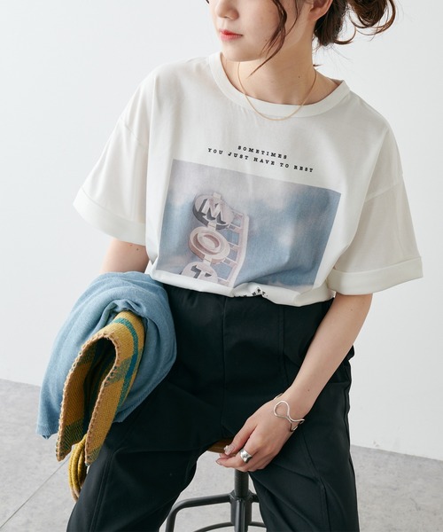 PUAL CE CIN（ピュアルセシン）の「フォトプリントシルケットTシャツ（Tシャツ/カットソー・レディース・サックスブルー/グレイッシュベージュ/ホワイト系1/ホワイト系2・FREE）」の11枚目の写真