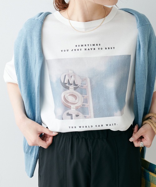 PUAL CE CIN（ピュアルセシン）の「フォトプリントシルケットTシャツ（Tシャツ/カットソー・レディース・サックスブルー/グレイッシュベージュ/ホワイト系1/ホワイト系2・FREE）」の19枚目の写真