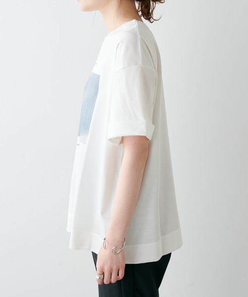 PUAL CE CIN（ピュアルセシン）の「フォトプリントシルケットTシャツ（Tシャツ/カットソー・レディース・サックスブルー/グレイッシュベージュ/ホワイト系1/ホワイト系2・FREE）」の10枚目の写真