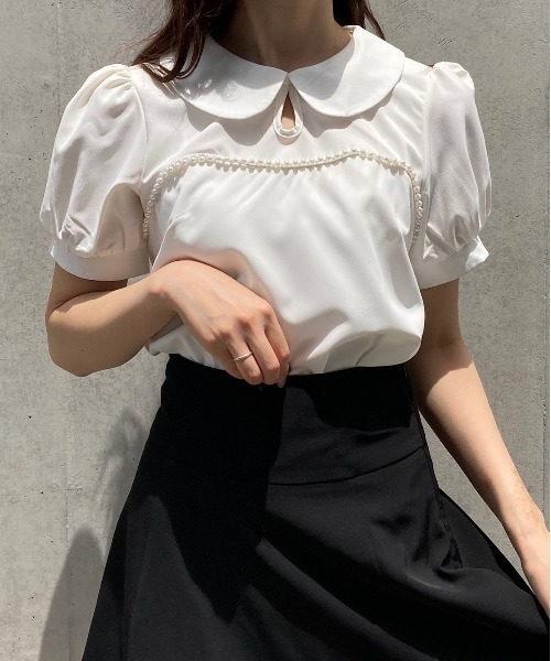 titty&Co. PETIT(ティティアンドコープティ)の「【titty&Co.PETIT】デコルテパールラウンドカラーブラウス(シャツ/ブラウス・レディース・ホワイト/ブラック・FREE)」の1枚目の写真
