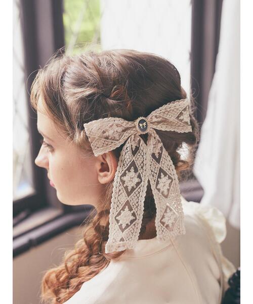 Maison de FLEUR(メゾンドフルール)の「レースリボンチャームバレッタ(バレッタ/ヘアクリップ・レディース・ブラウン/ピンクベージュ・FREE)」の10枚目の写真