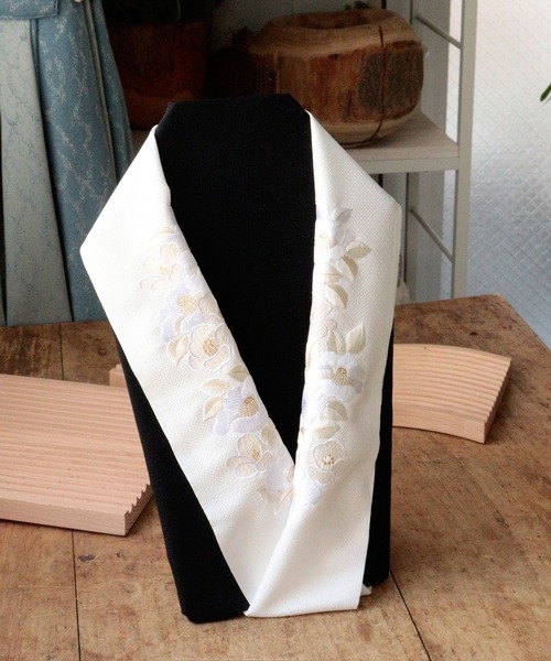 半衿 日本製 白地に金刺繍（和装小物）｜utatane（ウタタネ）の