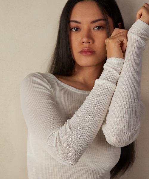 Intimissimi（インティミッシミ）の「ウール＆シルク ロングスリーブ ラウンドネックニット【暖かい チクチクしにくい リブ 薄手 ソフト 保温性 伸縮性 上品 丸首】（ニット/セーター・レディース・オフホワイト/ブラック/レッド/ヘザーチャコール/ブルー/ライトベージュ/ダークウッド/ライトブラウン・S/M/L）」の2枚目の写真