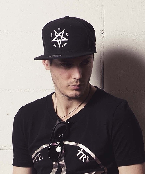 NO ID.(ノーアイディ)の「ペンタグラム刺繍CAP(キャップ・メンズ・ブラック・2/1)」の10枚目の写真