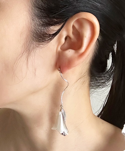 Zoule（ゾーラ）の「Zoule ゾーラ: Lily リリ- ユリ ピアス  