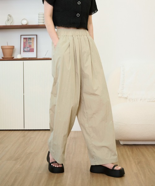 UNE MANSION(ユヌマンション)の「ウエストゴムピンタックルーズワイドワッシャーパンツ(スラックス・レディース・ライトカーキ/ベージュ/ブラック/カーキ/ピンク・FREE)」の4枚目の写真