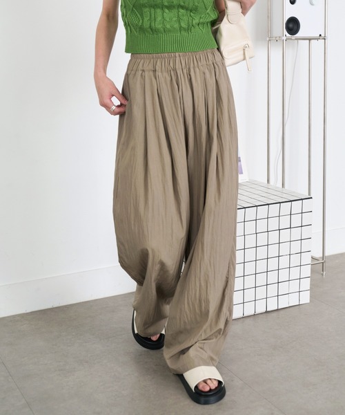 UNE MANSION(ユヌマンション)の「ウエストゴムピンタックルーズワイドワッシャーパンツ(スラックス・レディース・ライトカーキ/ベージュ/ブラック/カーキ/ピンク・FREE)」の3枚目の写真