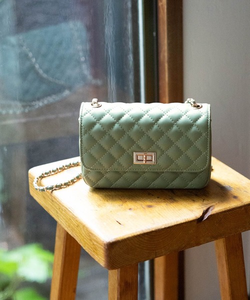 Andemiu(アンデミュウ)の「キルティングチェーンバッグ 965316(ショルダーバッグ・レディース・グレイッシュベージュ/ブラック/ベージュ/グリーン/マルチ・FREE)」の4枚目の写真