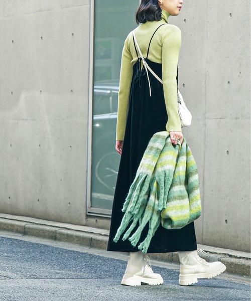 FREE'S MART（フリーズマート）の「ナローベロアＶネックキャミワンピース（ワンピース・レディース・モカ/グレー/ブラック・SMALL/MEDIUM）」の7枚目の写真