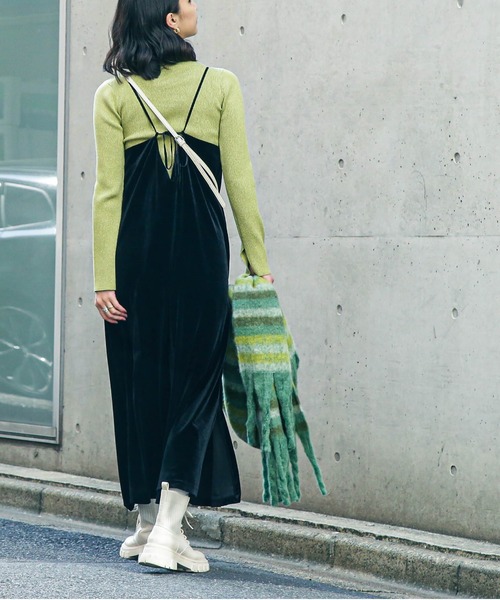 FREE'S MART（フリーズマート）の「ナローベロアＶネックキャミワンピース（ワンピース・レディース・モカ/グレー/ブラック・SMALL/MEDIUM）」の8枚目の写真