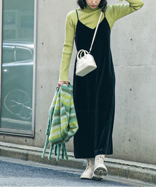 FREE'S MART（フリーズマート）の「ナローベロアＶネックキャミワンピース（ワンピース・レディース・モカ/グレー/ブラック・SMALL/MEDIUM）」の4枚目の写真