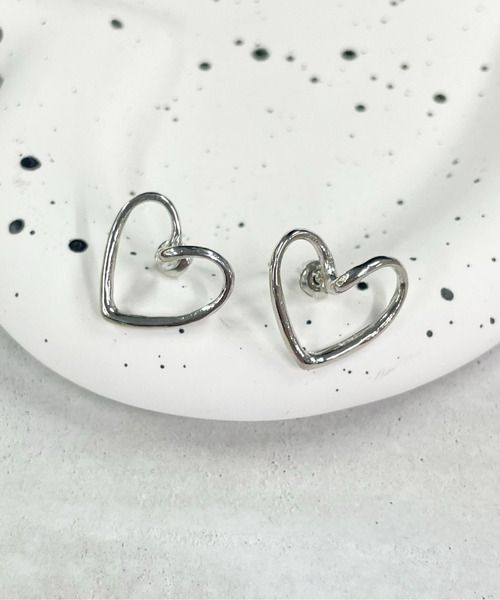 HIKA(ヒカ)の「【HIKA】ハートピアス(ピアス(両耳用)・レディース・ブラック/シルバー/ゴールド/ピンク・FREE)」の3枚目の写真