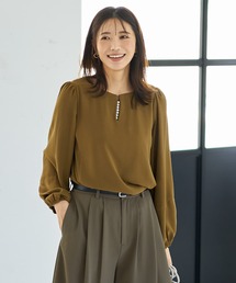 外せるパール付きチュニックブラウス