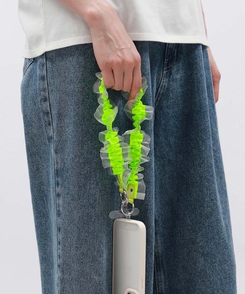 LAKOLE(ラコレ)の「チュールラッフルストラップ / 104902(スマホグッズ・レディース・ブラック/オレンジ/ライトグリーン・FREE)」の1枚目の写真