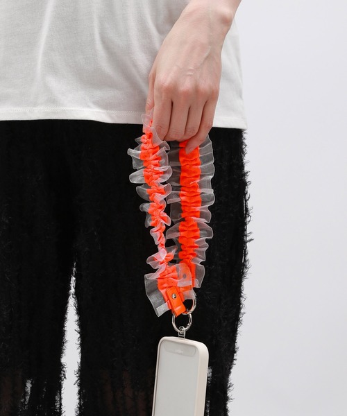 LAKOLE(ラコレ)の「チュールラッフルストラップ / 104902(スマホグッズ・レディース・ブラック/オレンジ/ライトグリーン・FREE)」の8枚目の写真