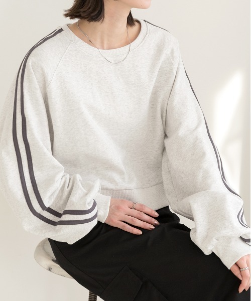 ad thie(アドティエ)の「ラグランスリーブ サイドラインプルオーバー(スウェット・レディース・アイボリー/オートミール/チャコール・FREE)」の1枚目の写真