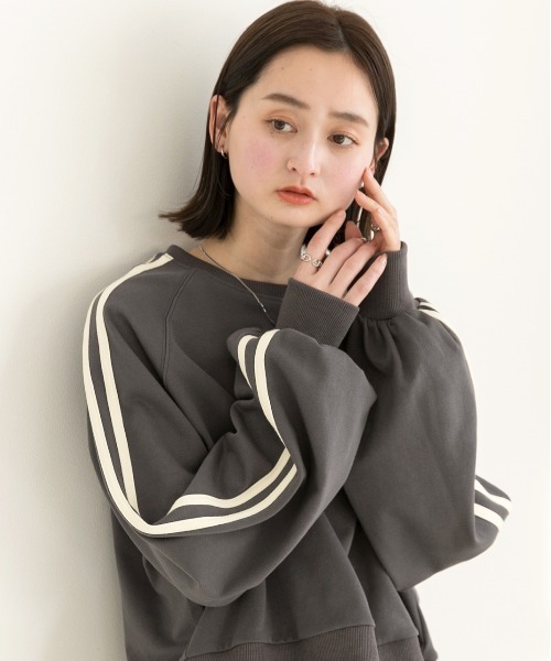 ad thie(アドティエ)の「ラグランスリーブ サイドラインプルオーバー(スウェット・レディース・アイボリー/オートミール/チャコール・FREE)」の9枚目の写真