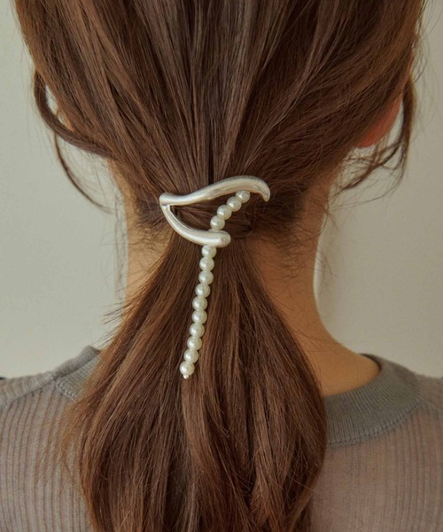 GOLDY(ゴールディ)の「メタル ライン ハング パール ヘアカフ(ヘアゴム・レディース・ゴールド/シルバー系その他/ゴールド系その他/シルバー・FREE)」の3枚目の写真